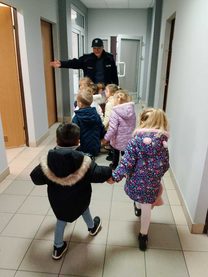Powiat wieruszowski: przedszkolaki odwiedziły policjantów